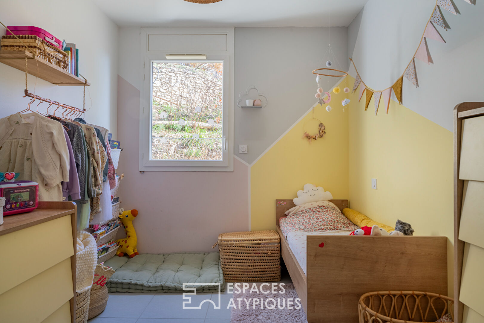 Apartment with terrace facing the sea