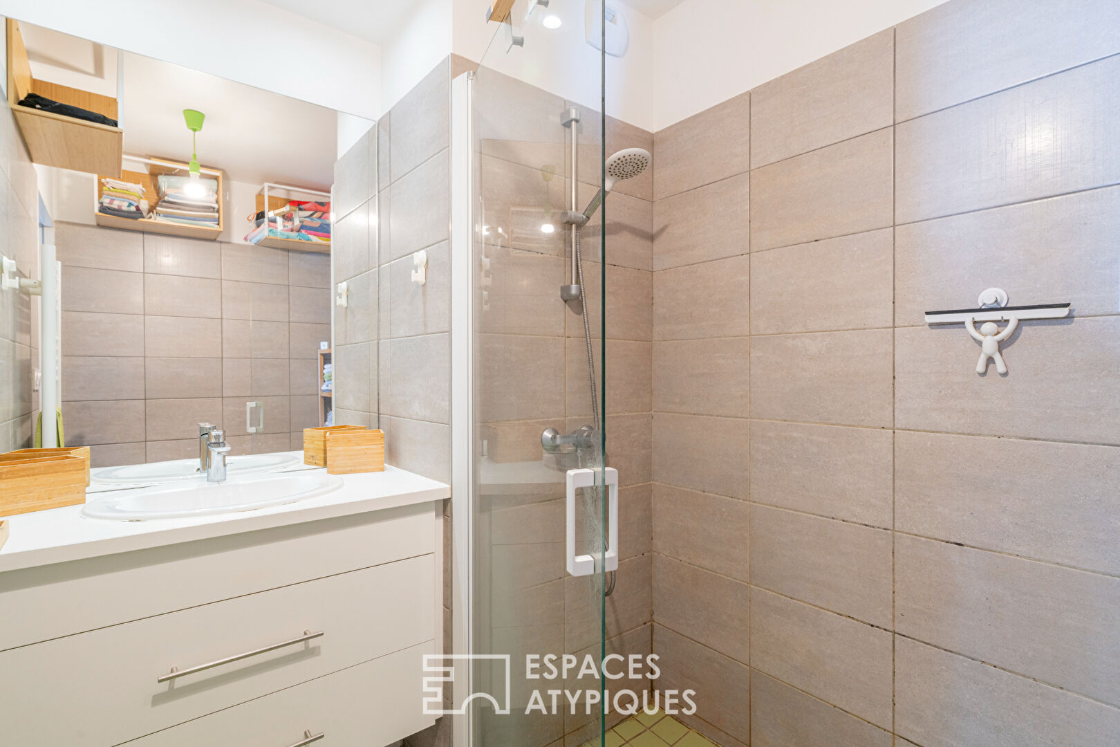 Apartment with terrace facing the sea