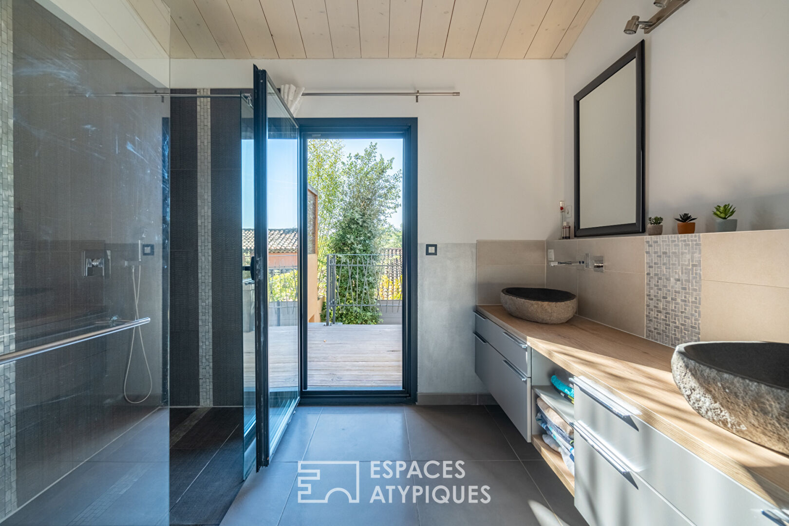 Maison contemporaine avec jardin