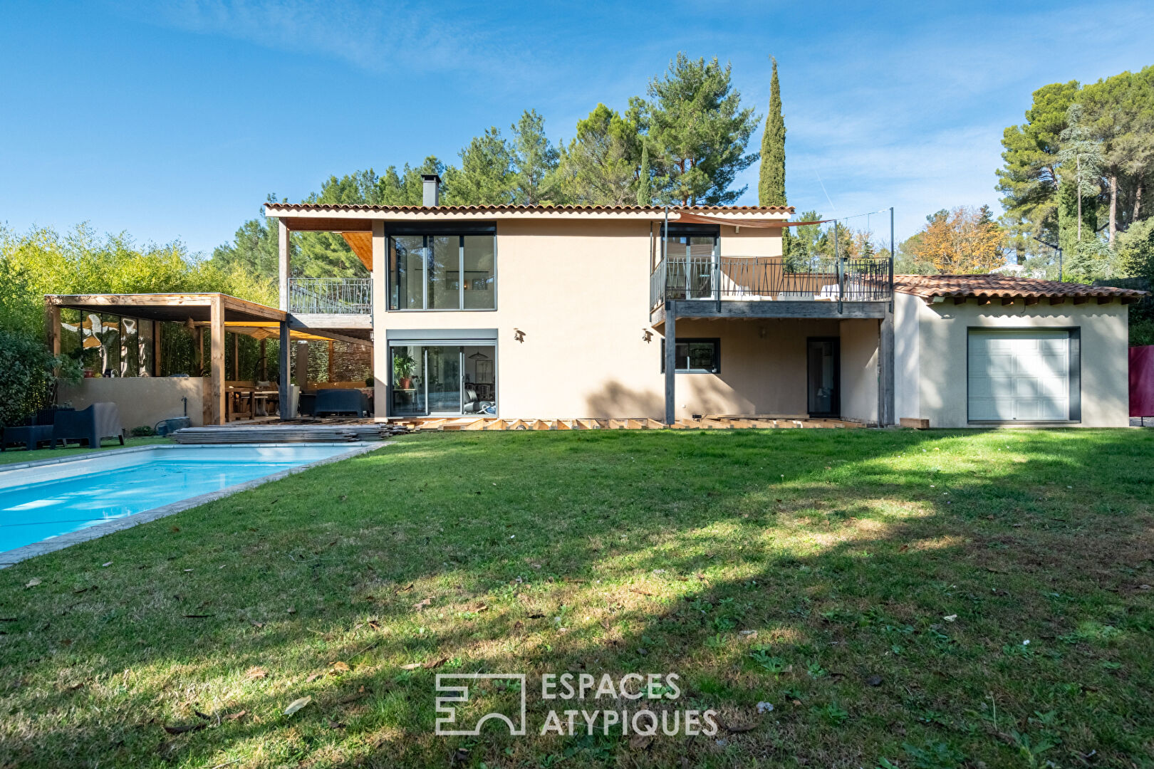 Maison contemporaine avec jardin