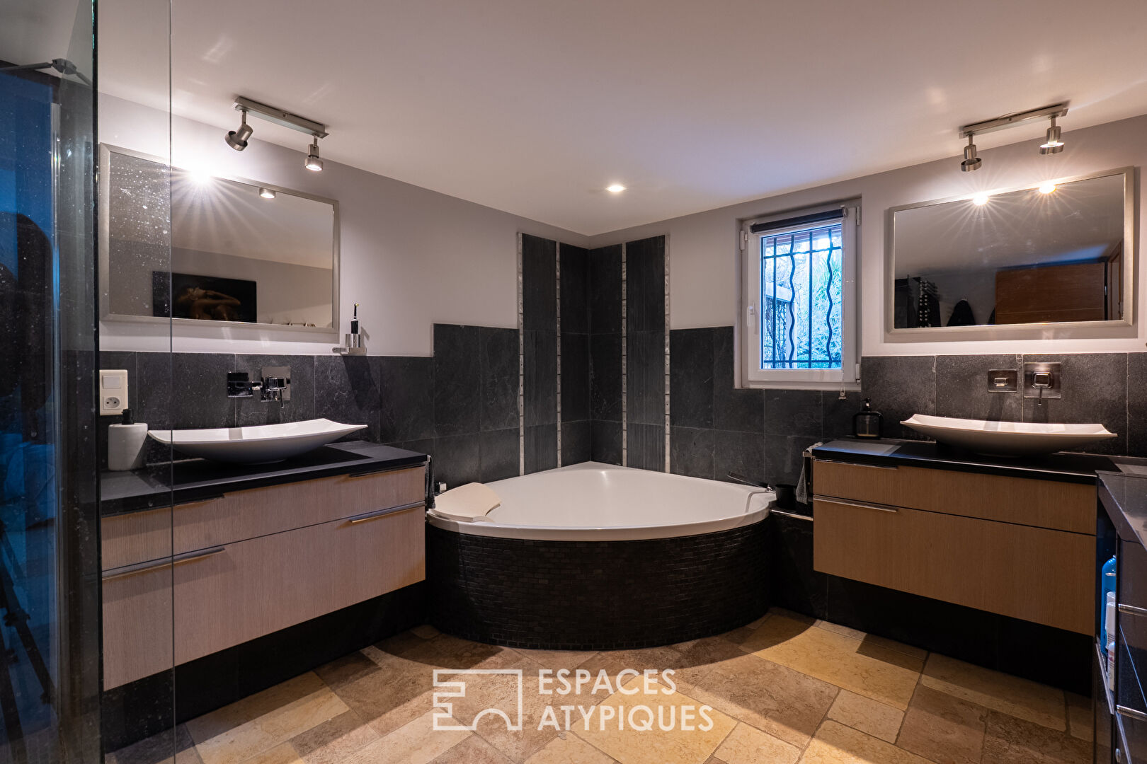 Villa contemporaine au cœur d&rsquo;un écrin de verdure et de sérénité