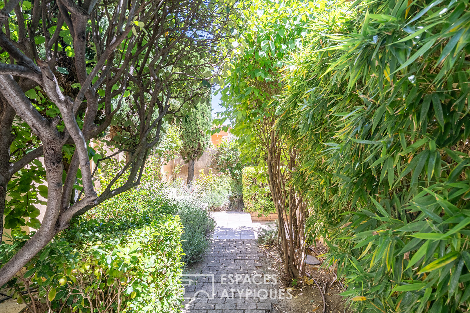 Bastide provençale avec terrain et piscine