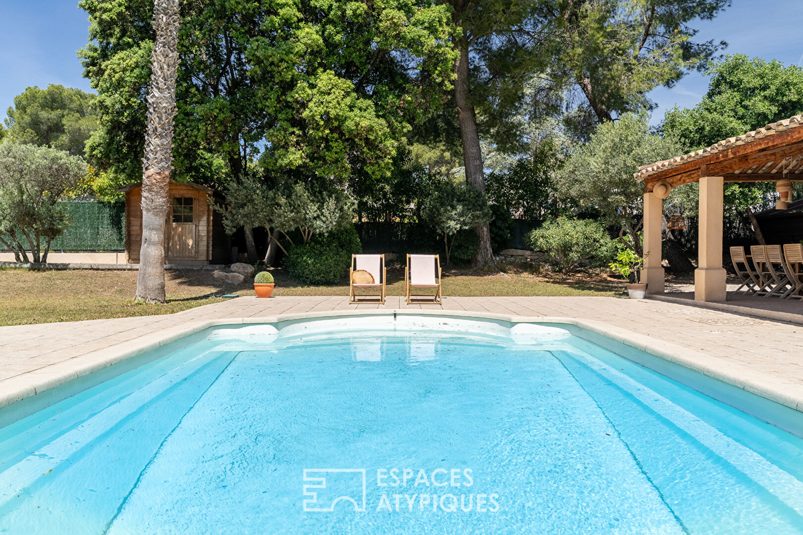 Bastide provençale avec terrain et piscine