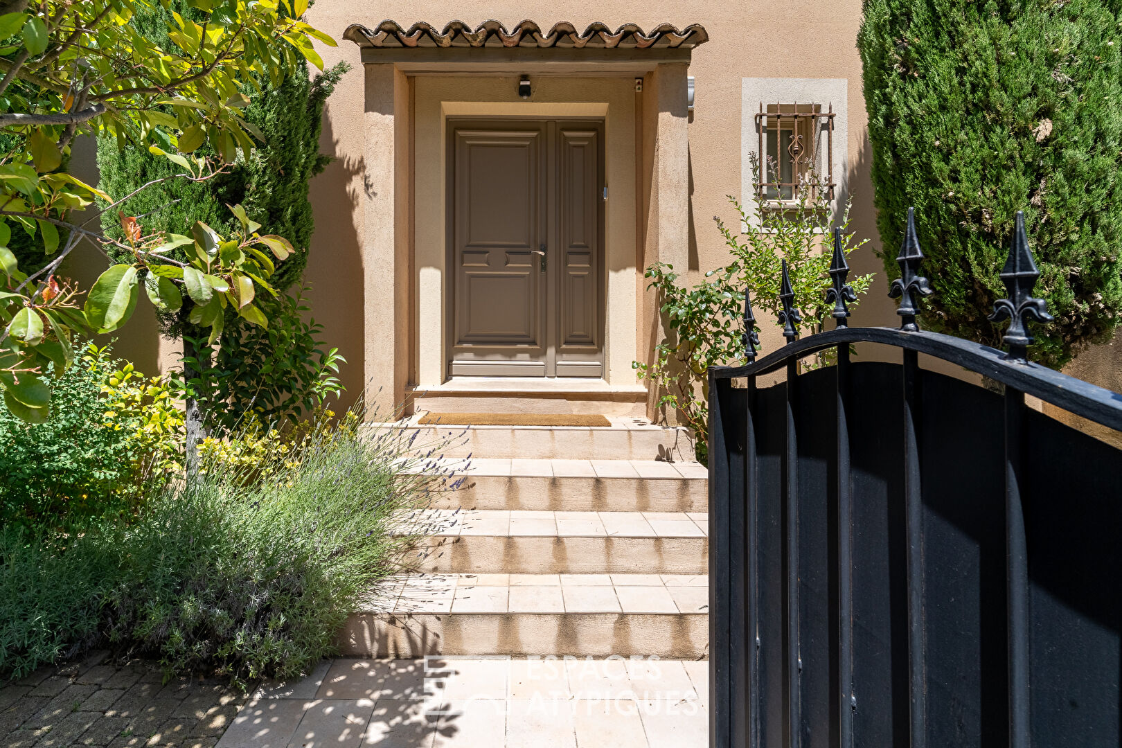 Bastide provençale avec terrain et piscine