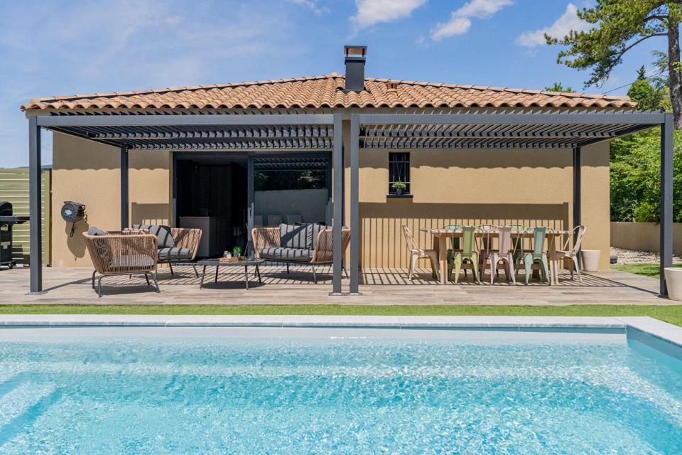 Villa contemporaine avec piscine et garage