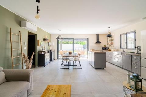 Villa contemporaine avec piscine et garage