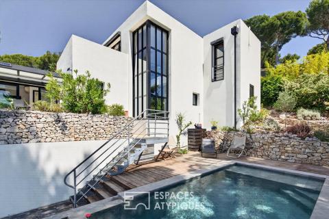 Villa d&rsquo;architecte avec piscine et vue mer au coeur de Cassis