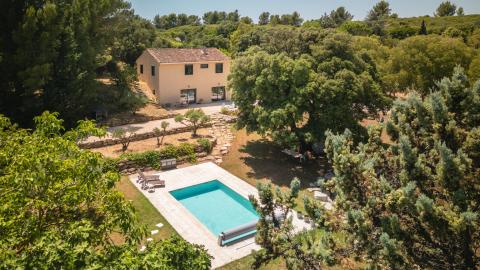 Ancienne maison de gardes réinventée, écrin contemporain au pied des Alpilles
