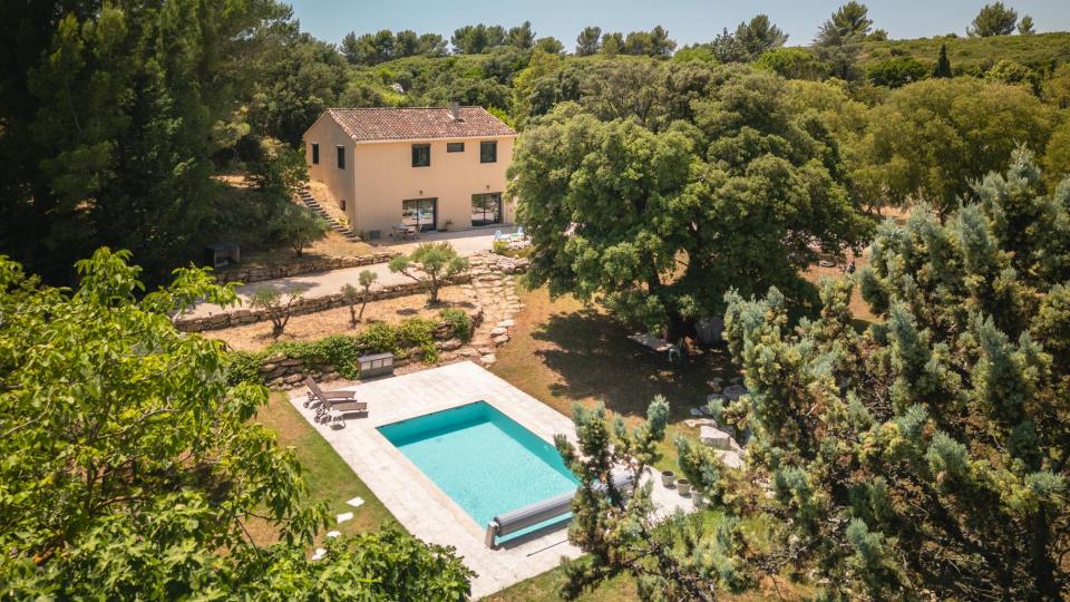 Ancienne maison de gardes réinventée, écrin contemporain au pied des Alpilles