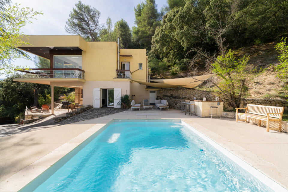 Villa moderniste au coeur de la Provence