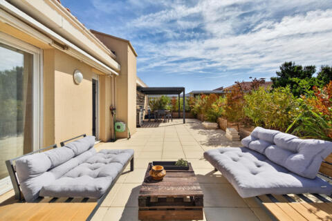 Dernier étage avec terrasse végétalisée et vue dégagée