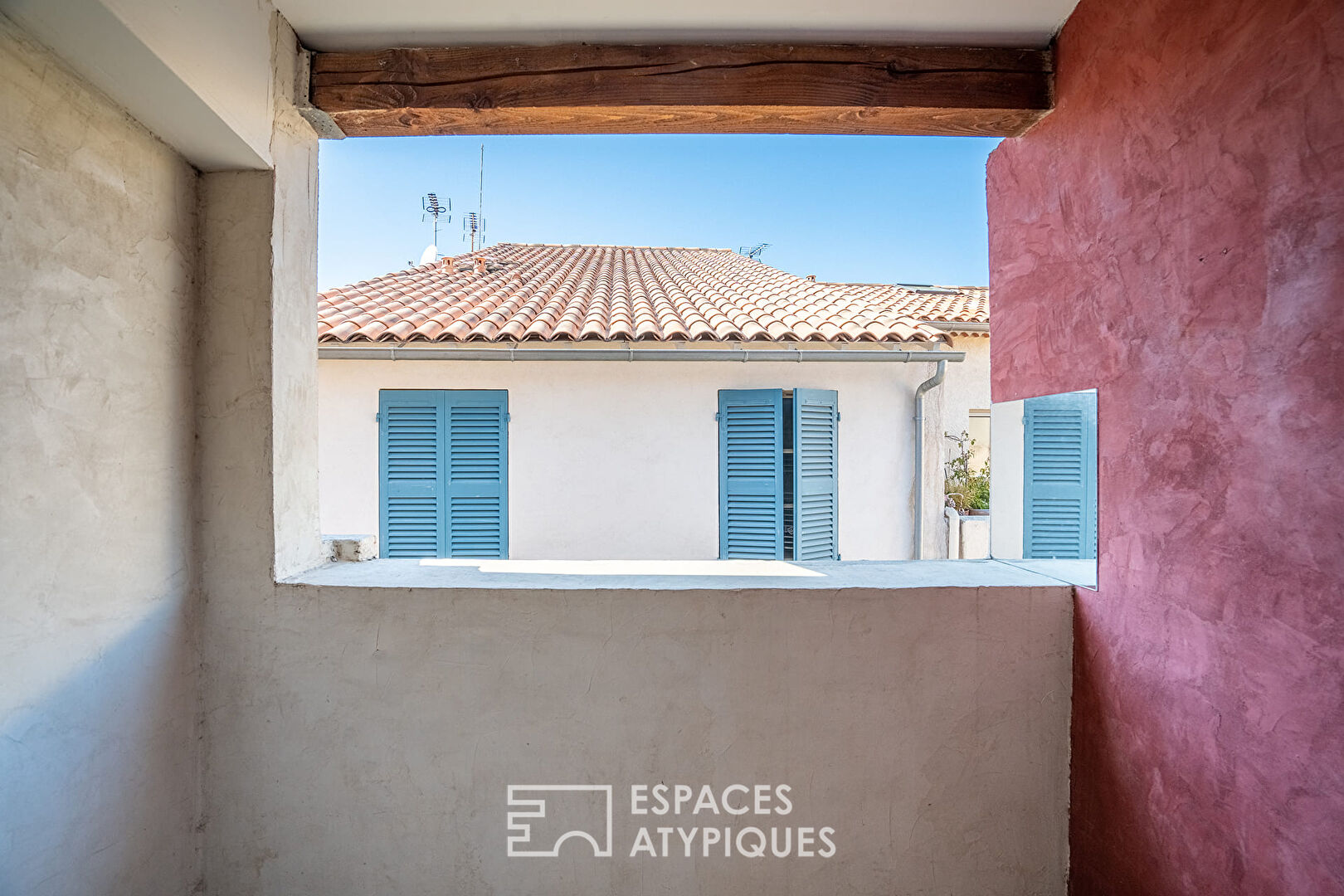Apartment with patio and balconies in Cassis