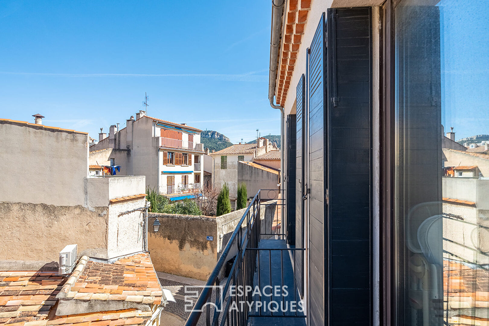 Apartment with patio and balconies in Cassis