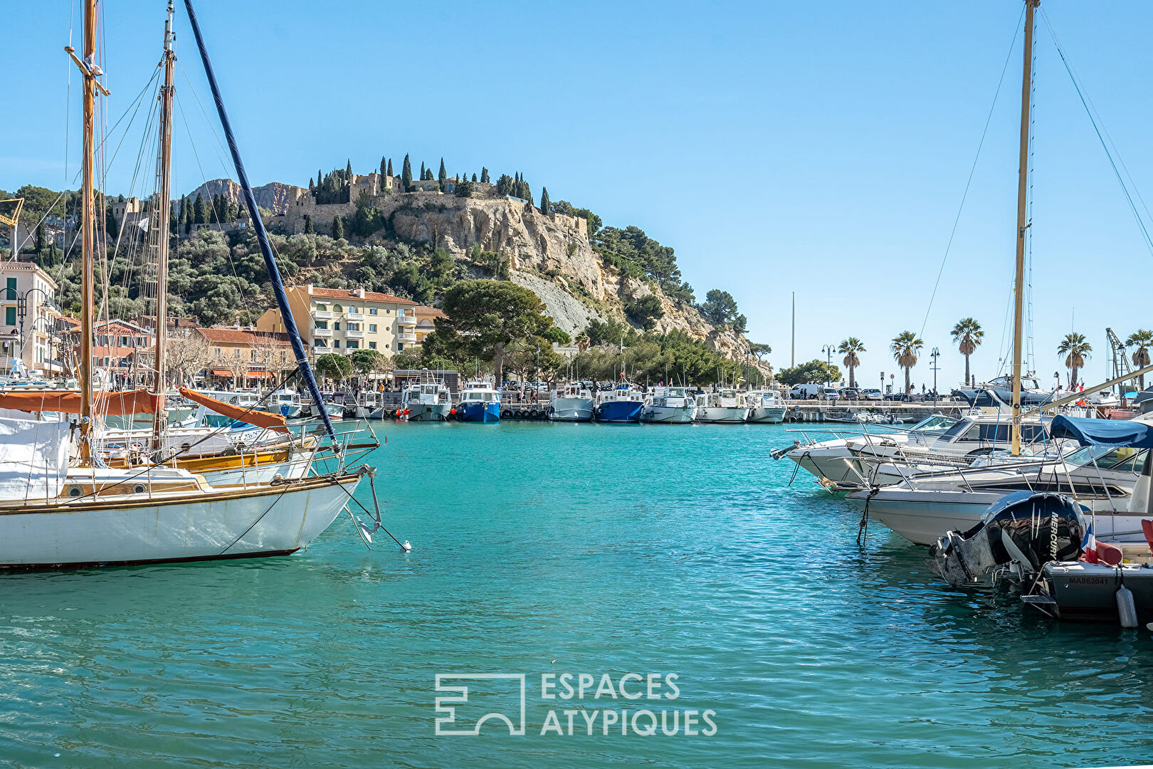 Apartment with patio and balconies in Cassis