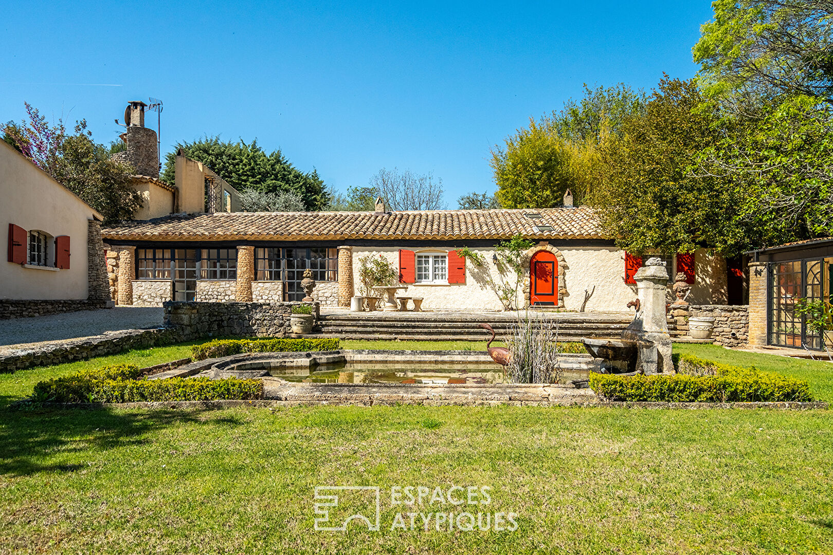 Ancien pavillon de chasse provençal