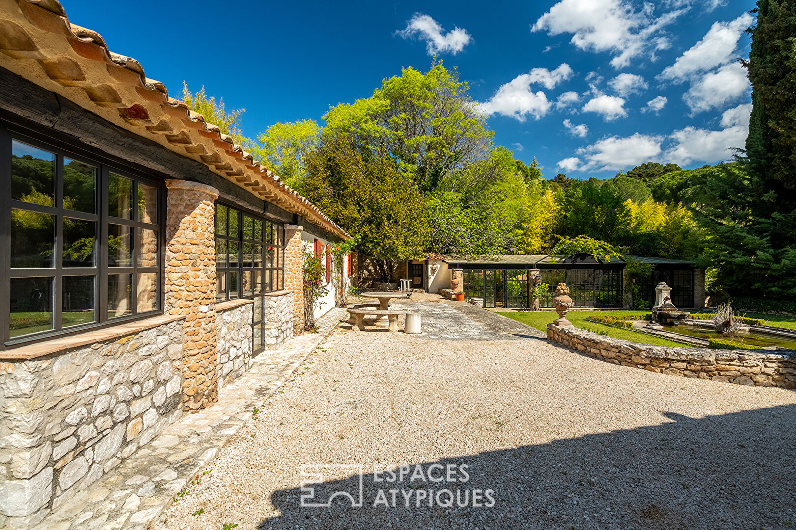 Ancien pavillon de chasse provençal