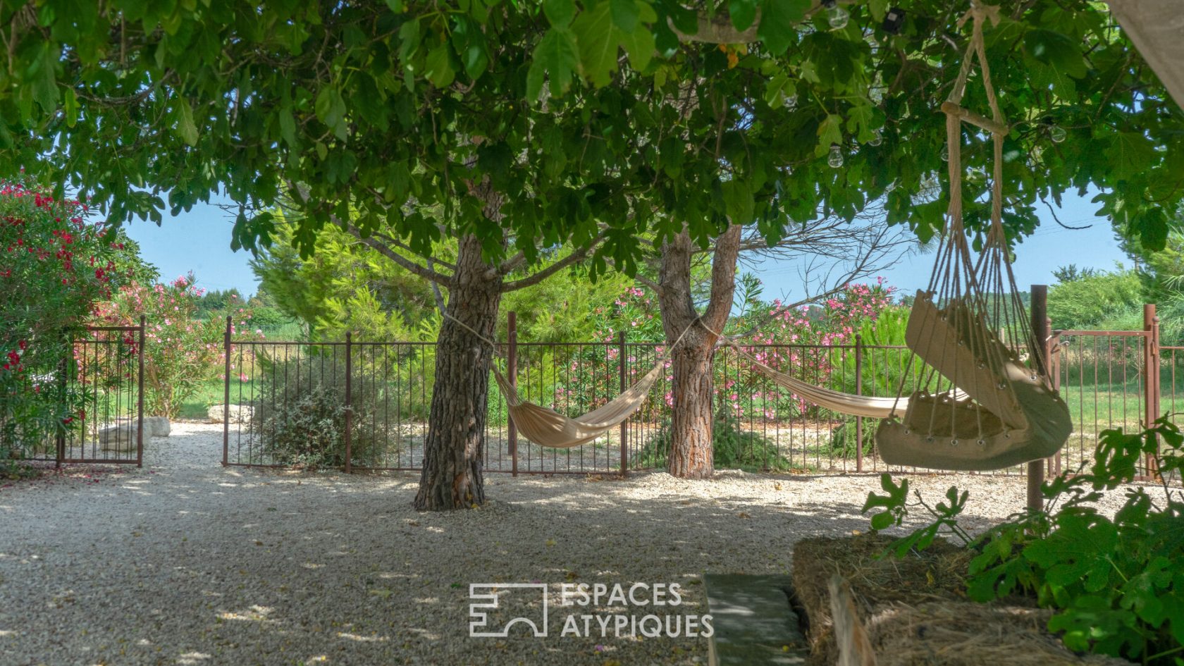 Mas du XVIème siècle et son jardin paysager