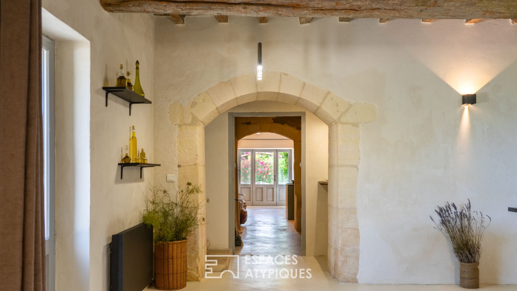 Mas du XVIème siècle et son jardin paysager