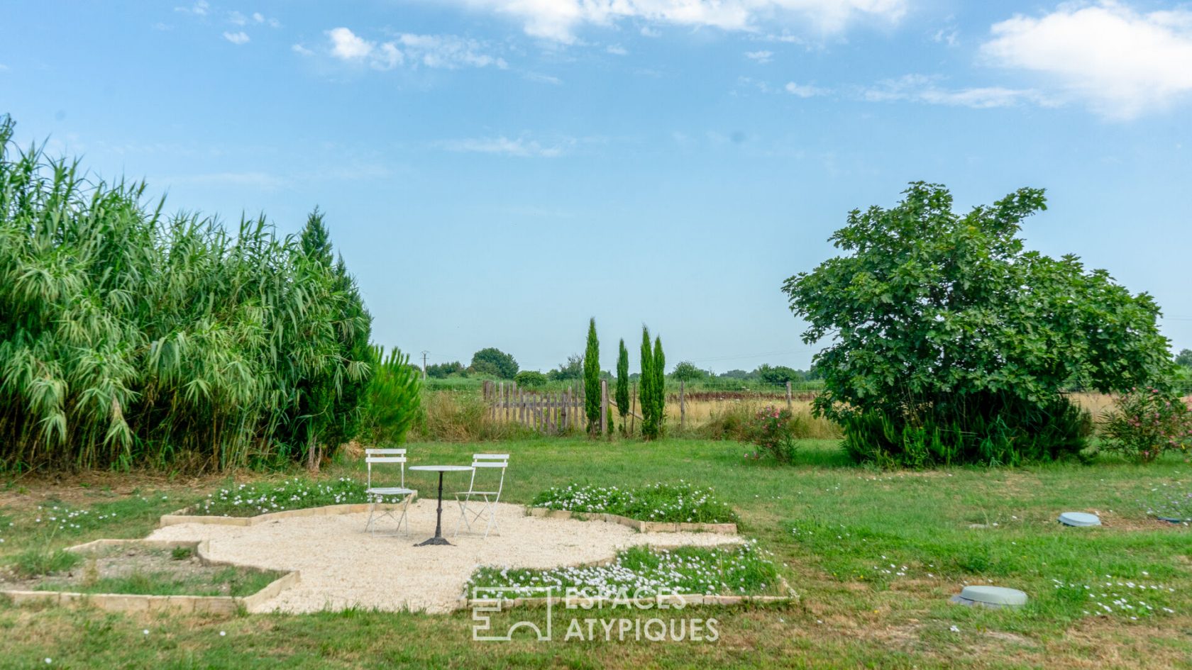 Mas du XVIème siècle et son jardin paysager