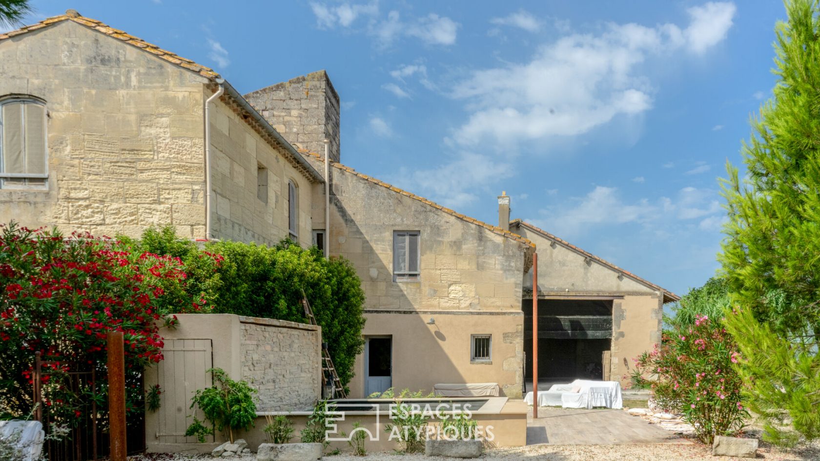Mas du XVIème siècle et son jardin paysager