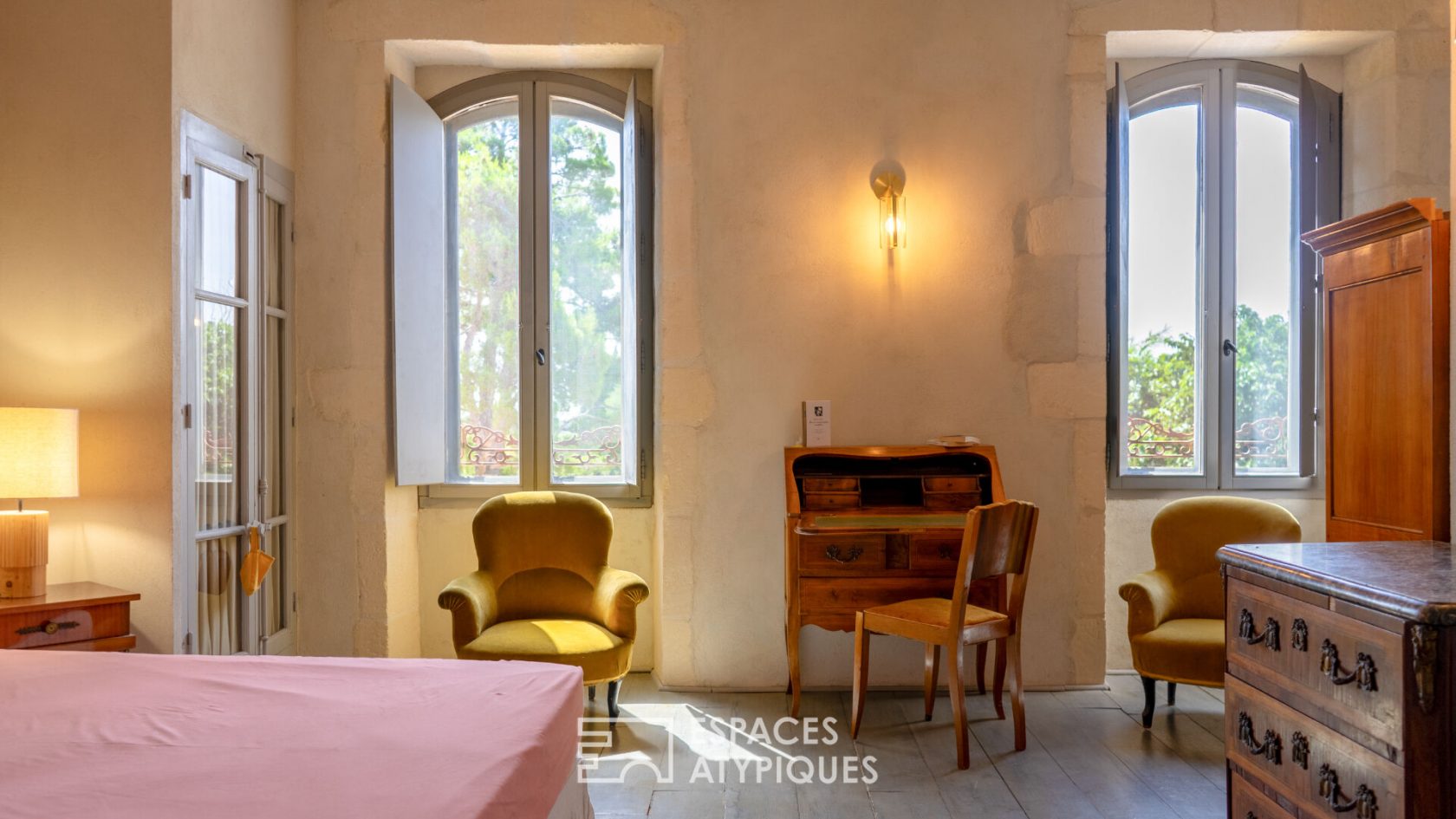 Mas du XVIème siècle et son jardin paysager