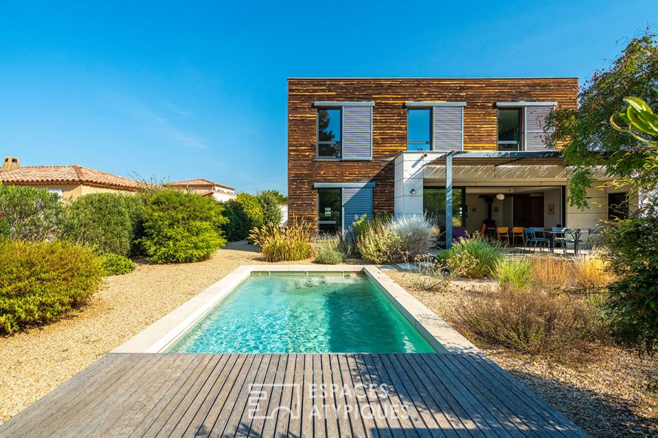 Maison bioclimatique à ossature bois avec piscine