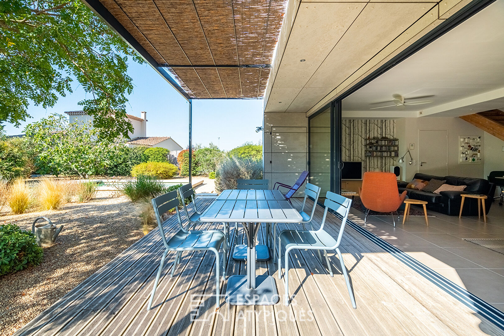 Bioclimatic wooden frame house with swimming pool