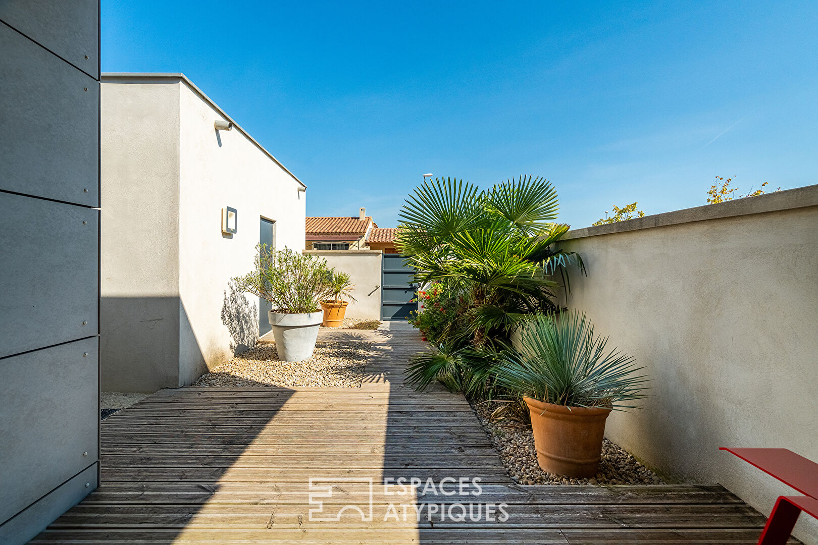 Bioclimatic wooden frame house with swimming pool