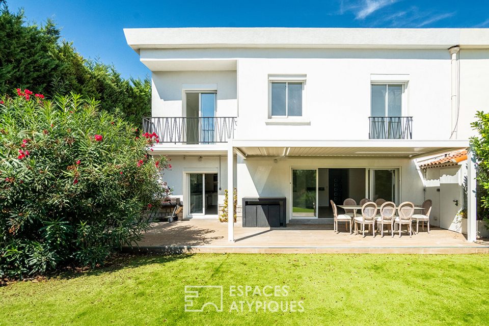 Maison contemporaine  avec jardin