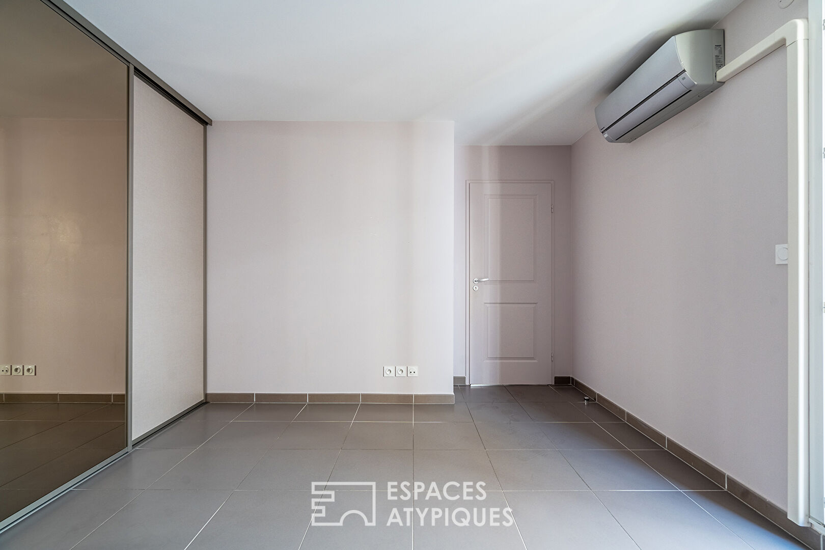 Appartement en étage élevé avec extérieur