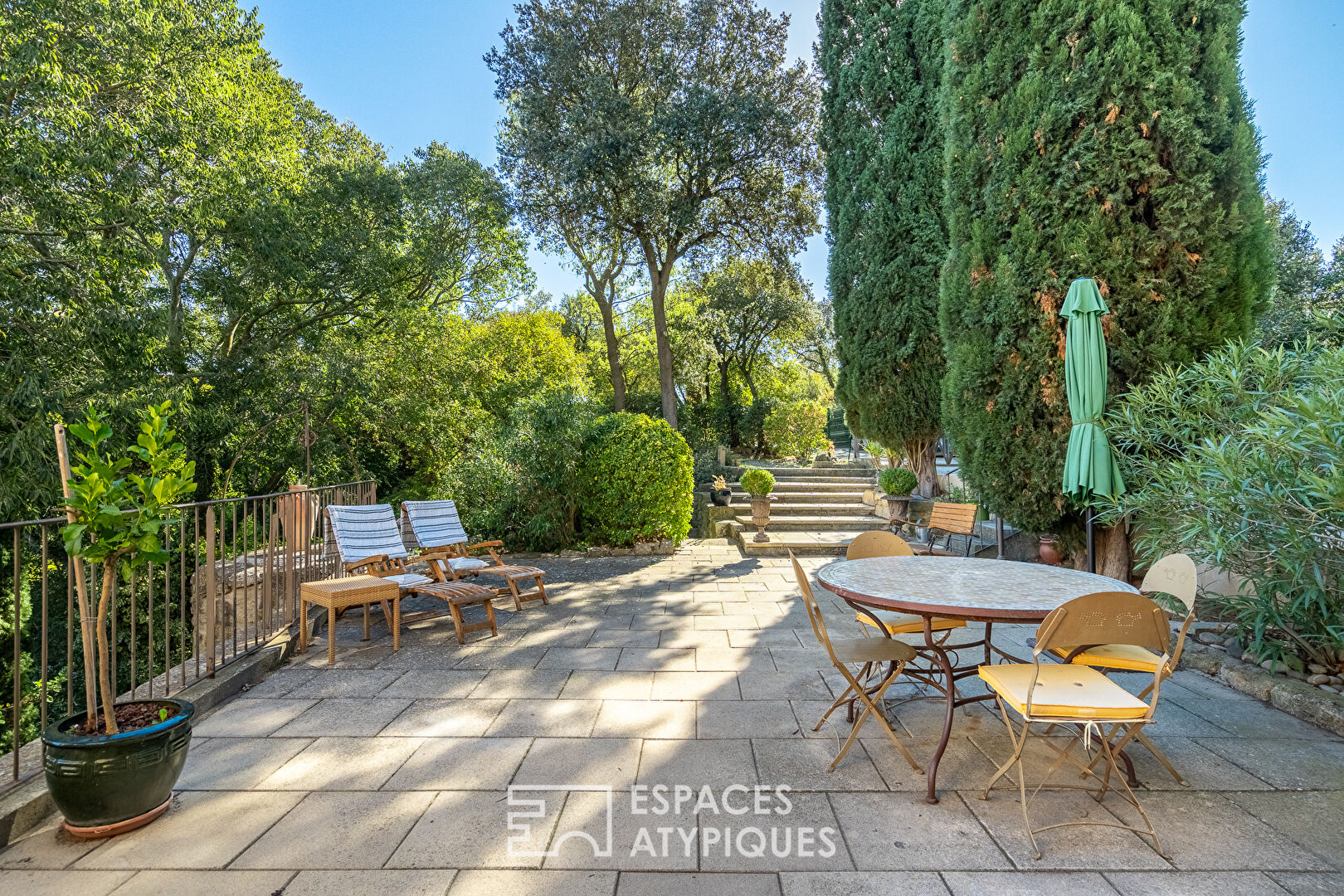19th century Provencal farmhouse with garden and swimming pool