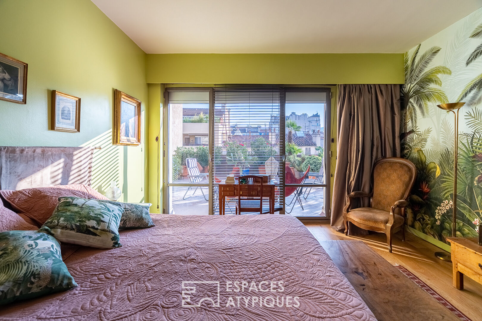 Apartment with terraces and open view