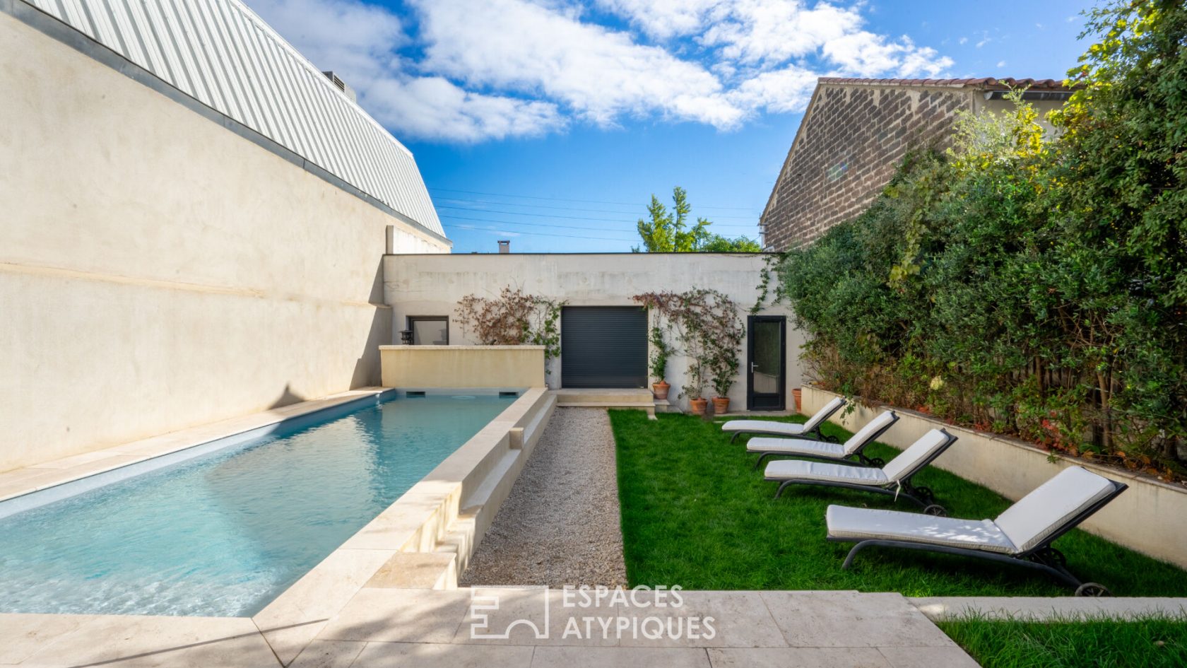 Contemporary house with swimming pool