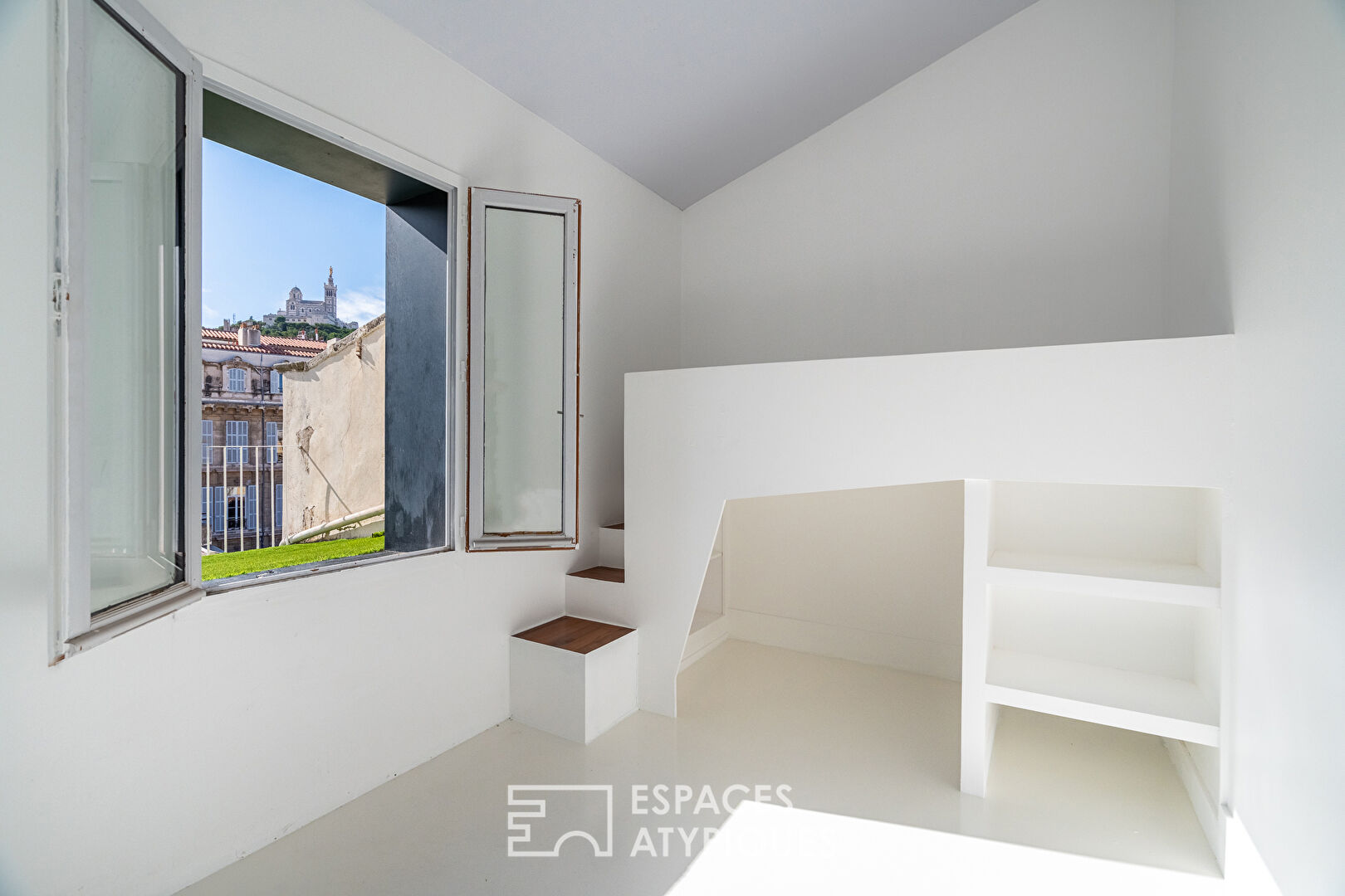 Contemporary apartment with terraces in the city center