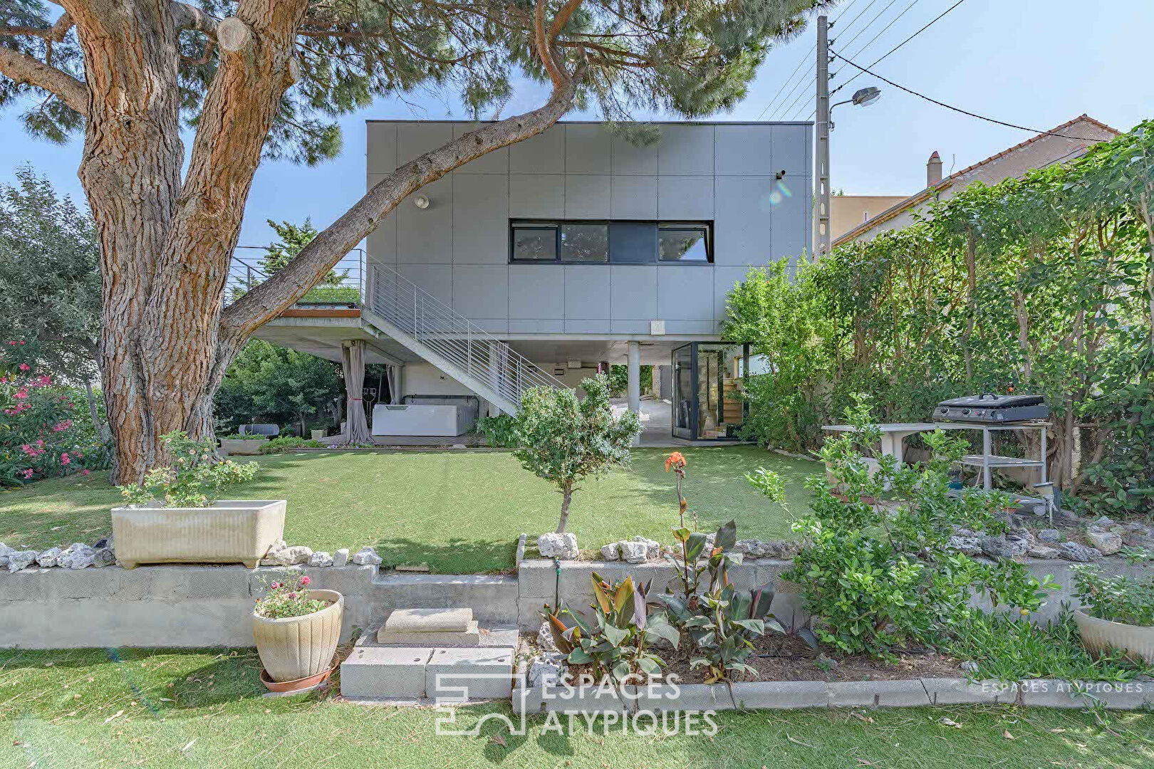 House with brutalist extension