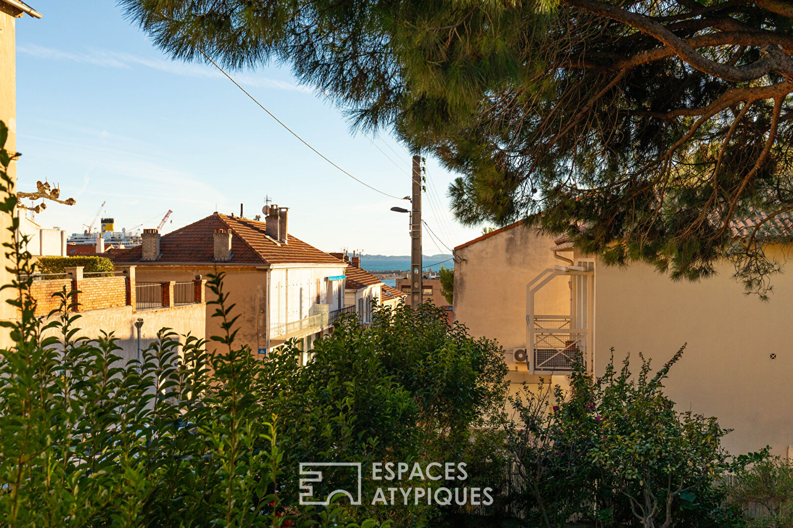 Maison avec extension brutaliste