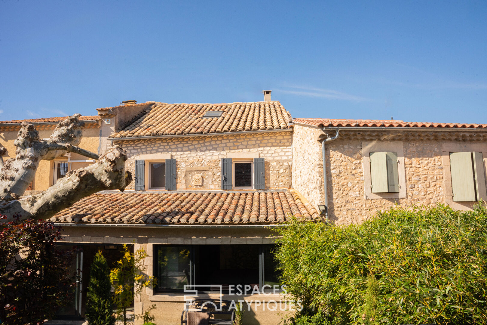 Maison de village et sa cour intérieure