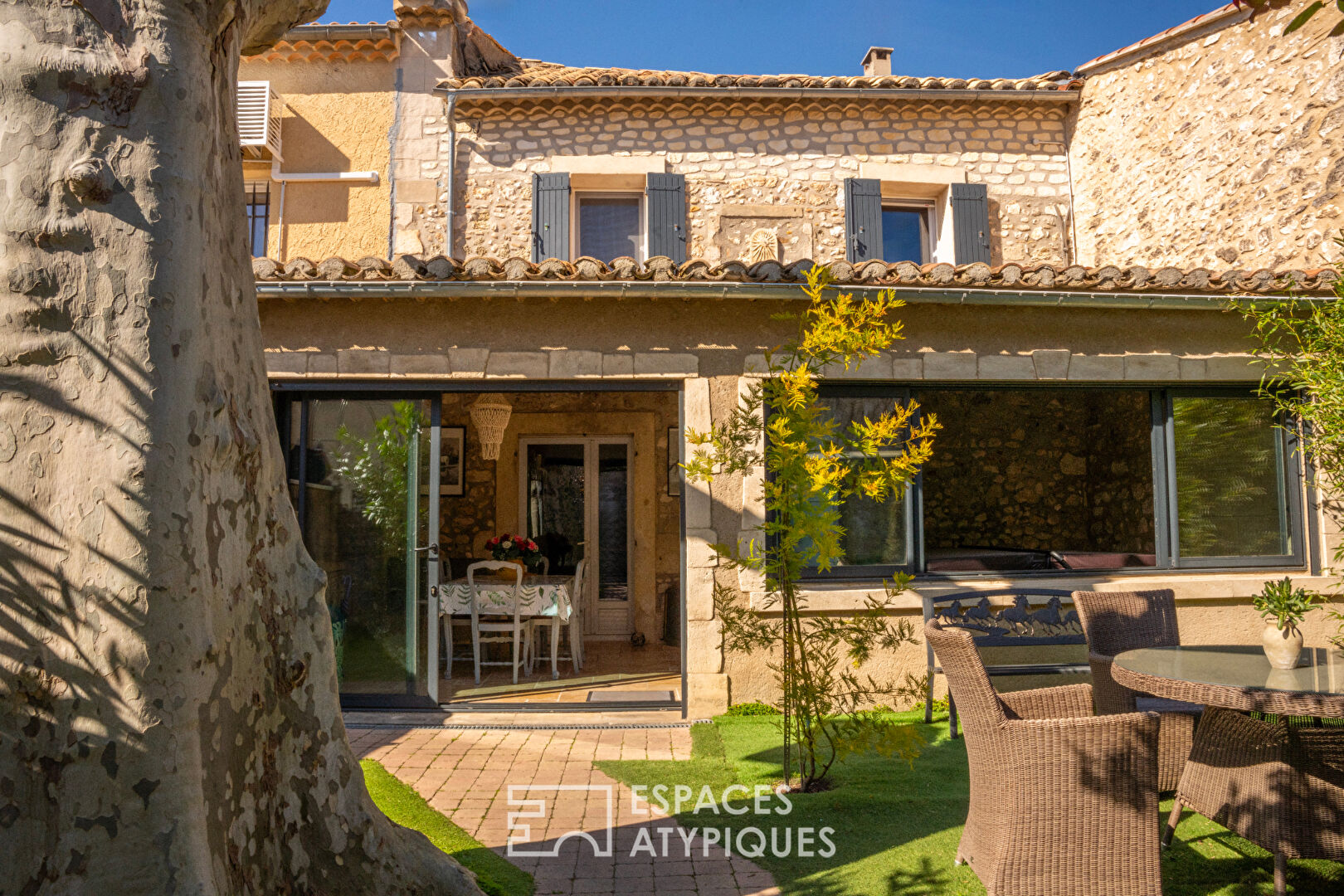 Maison de village et sa cour intérieure