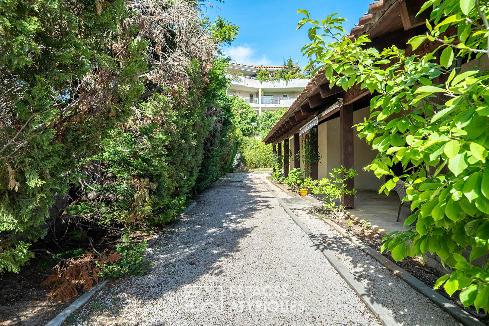 Maison d’architecte avec toit débordant