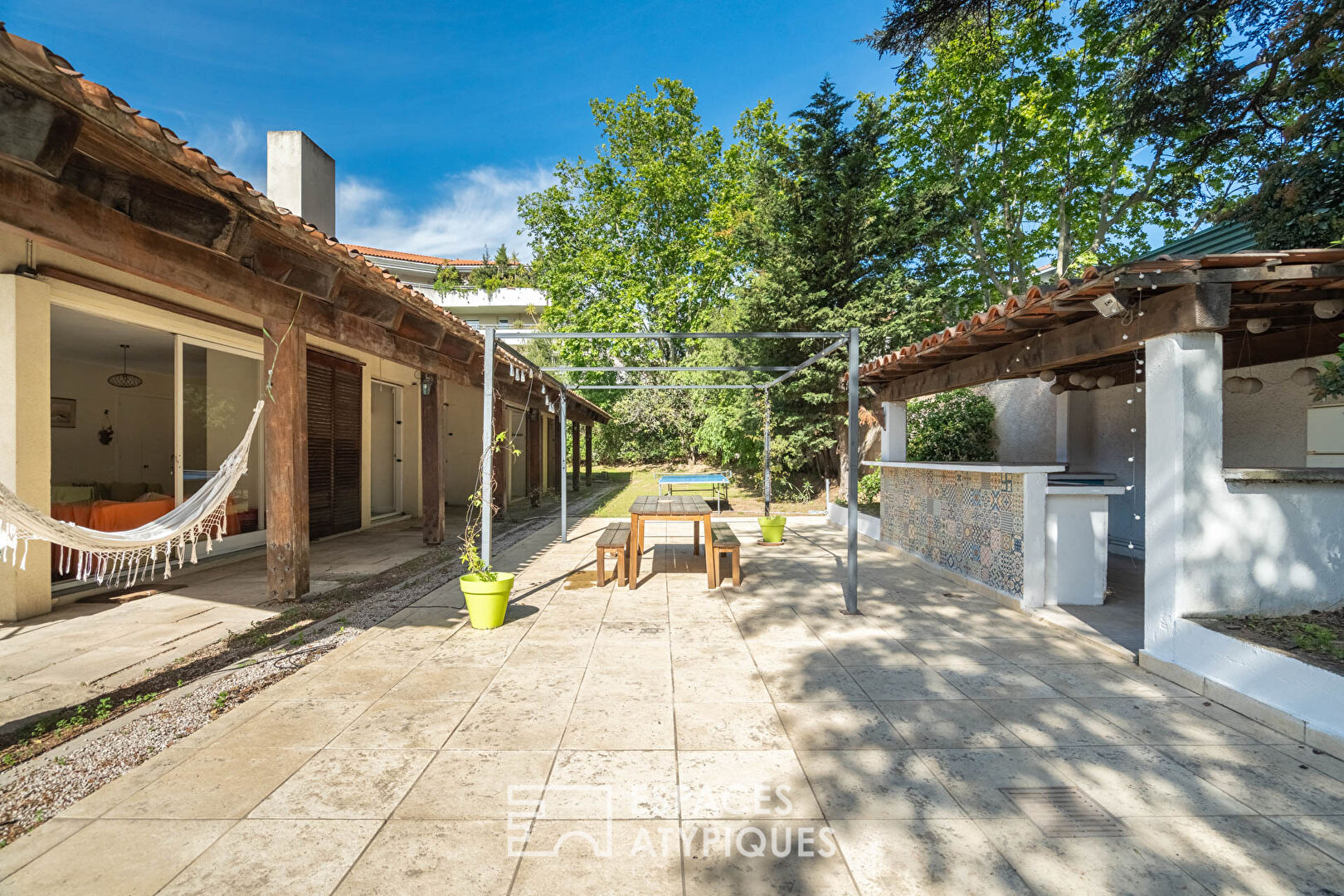 Maison d’architecte avec toit débordant