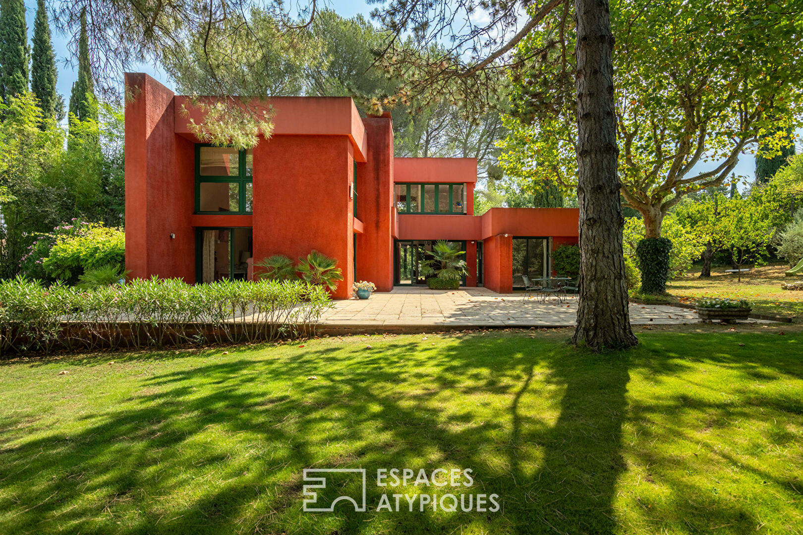 Maison moderniste avec parc et piscine