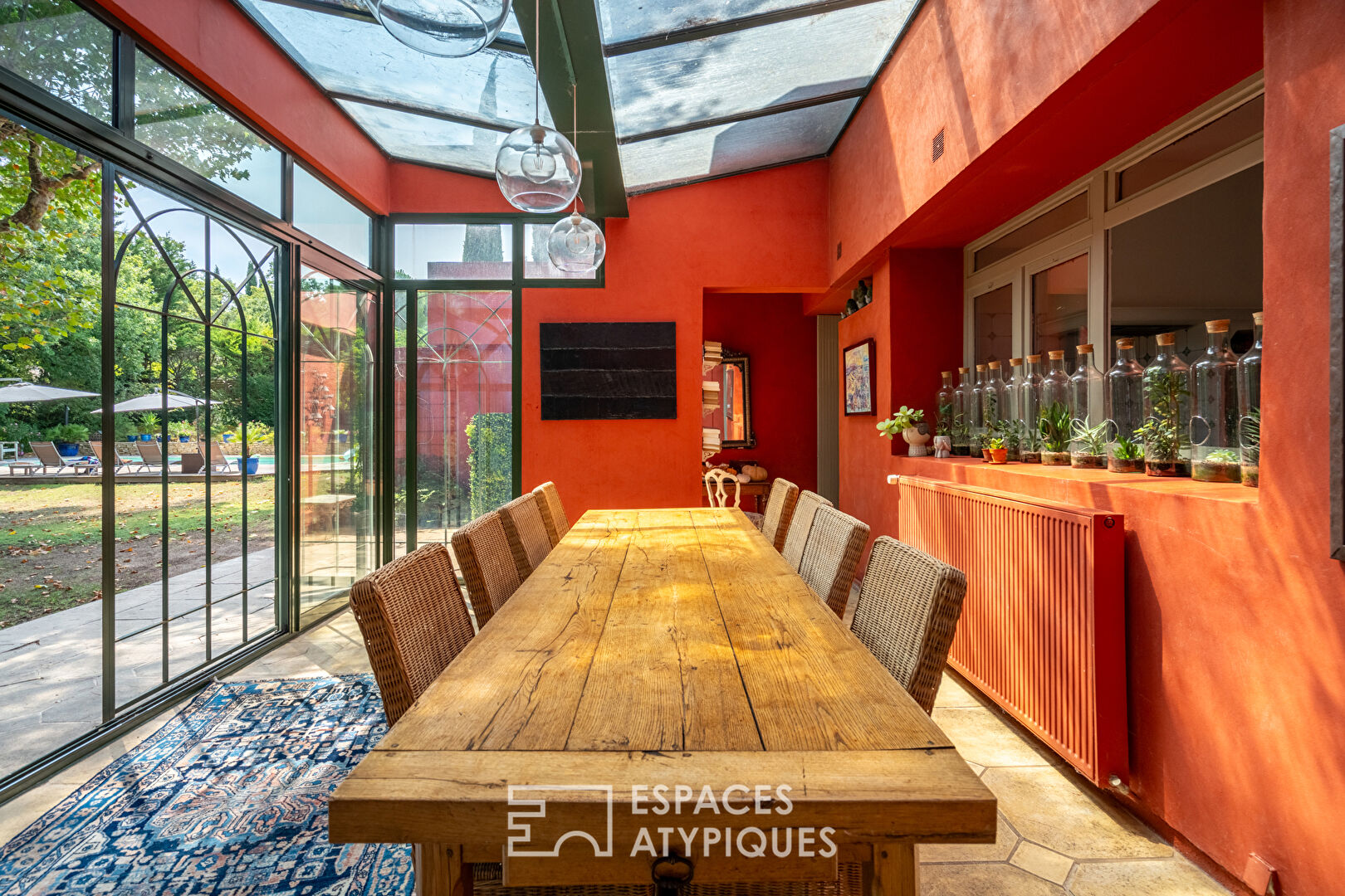 Maison moderniste avec parc et piscine