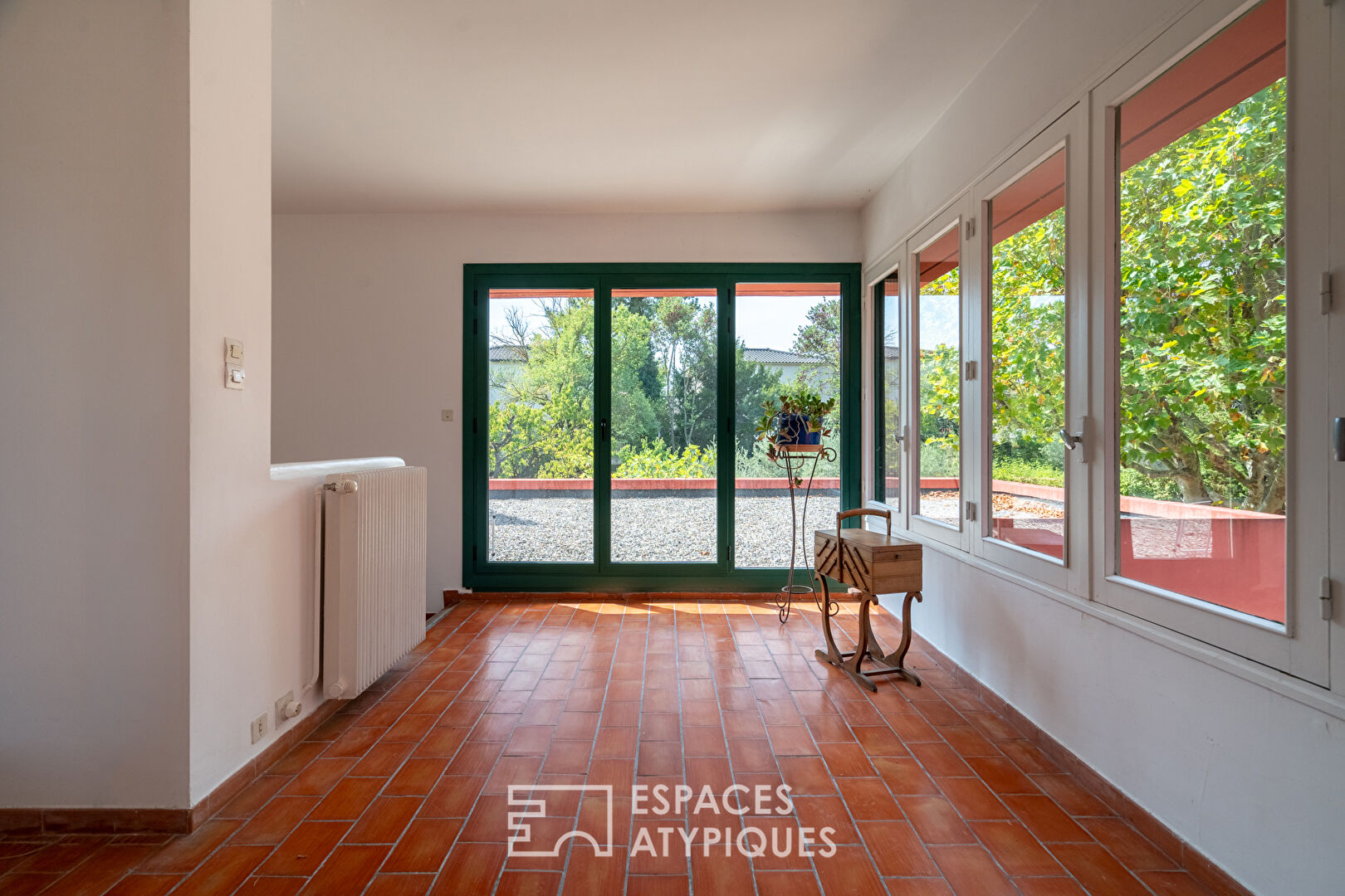 Maison moderniste avec parc et piscine