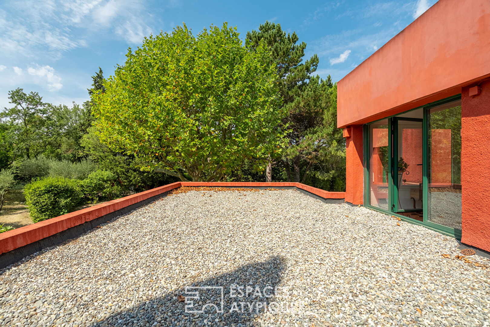 Maison moderniste avec parc et piscine