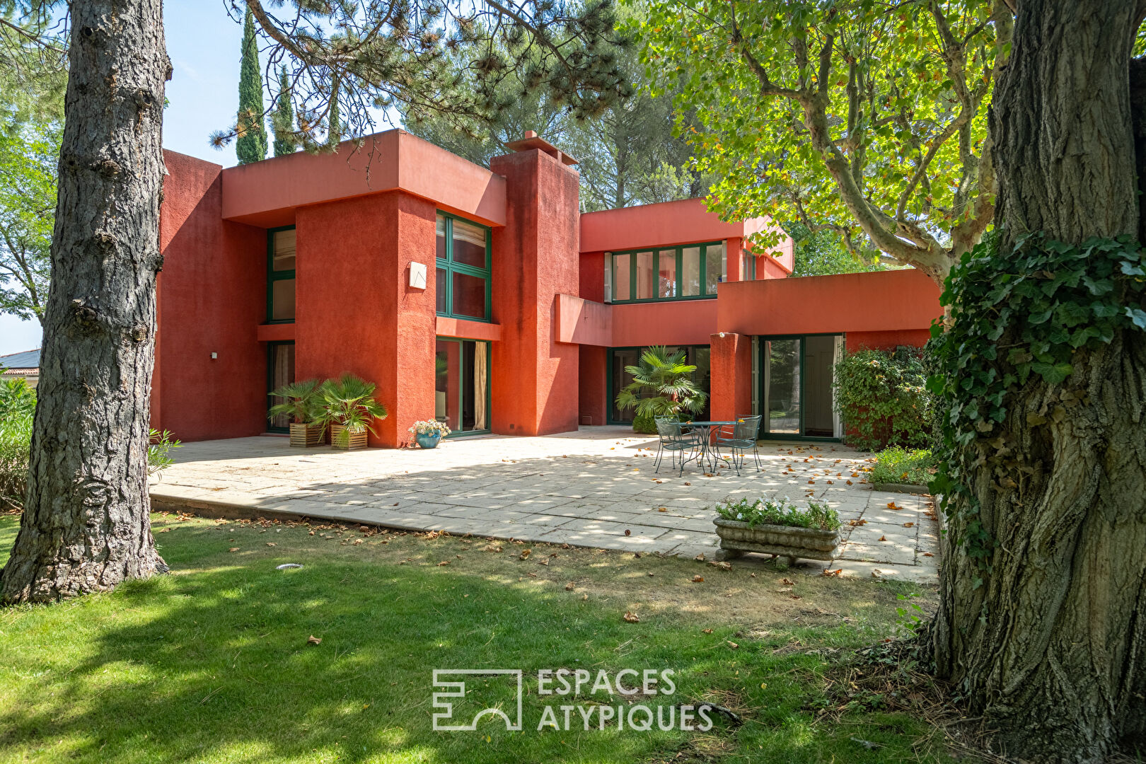 Maison moderniste avec parc et piscine