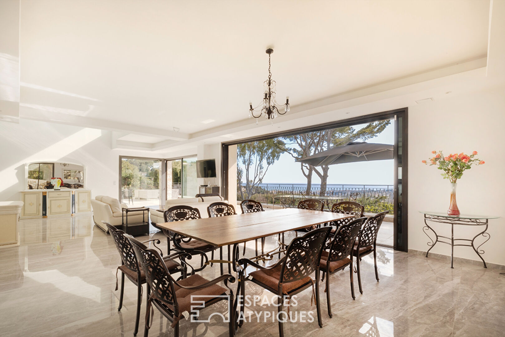 Demeure contemporaine à Mougins avec vue mer