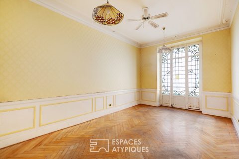 Bourgeois apartment to renovate in the heart of the Carré d’Or