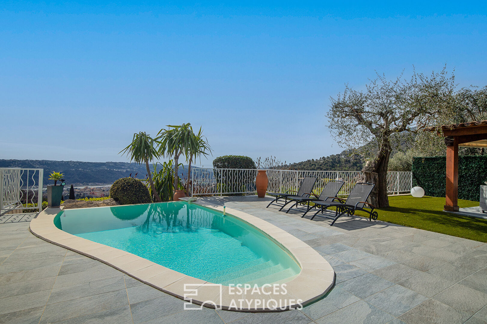 CARROS Villa de 6 pièces et 138m² avec piscine et vue panoramique