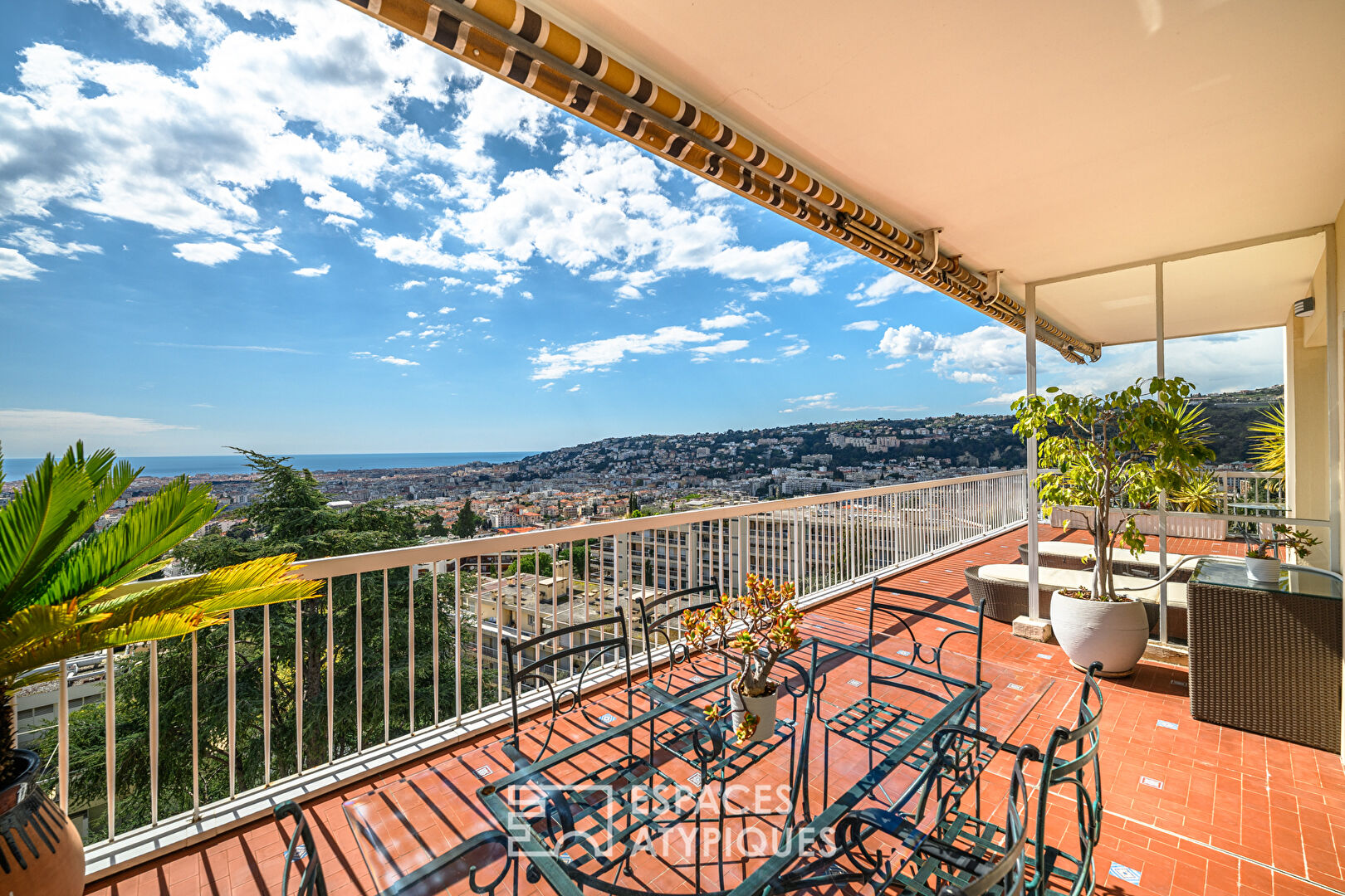 Un rooftop baigné de lumière avec vue imprenable à Nice