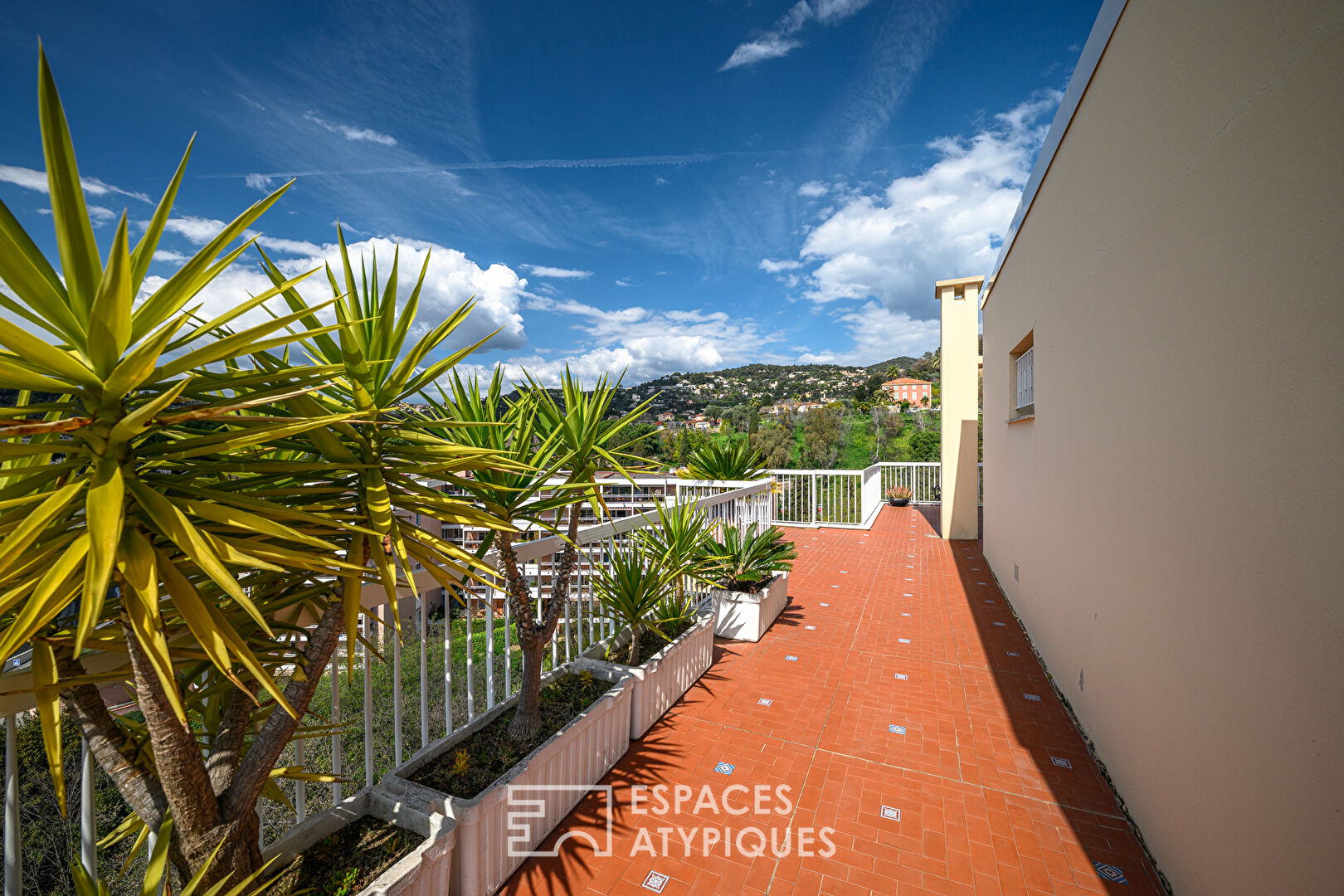 Un rooftop baigné de lumière avec vue imprenable à Nice